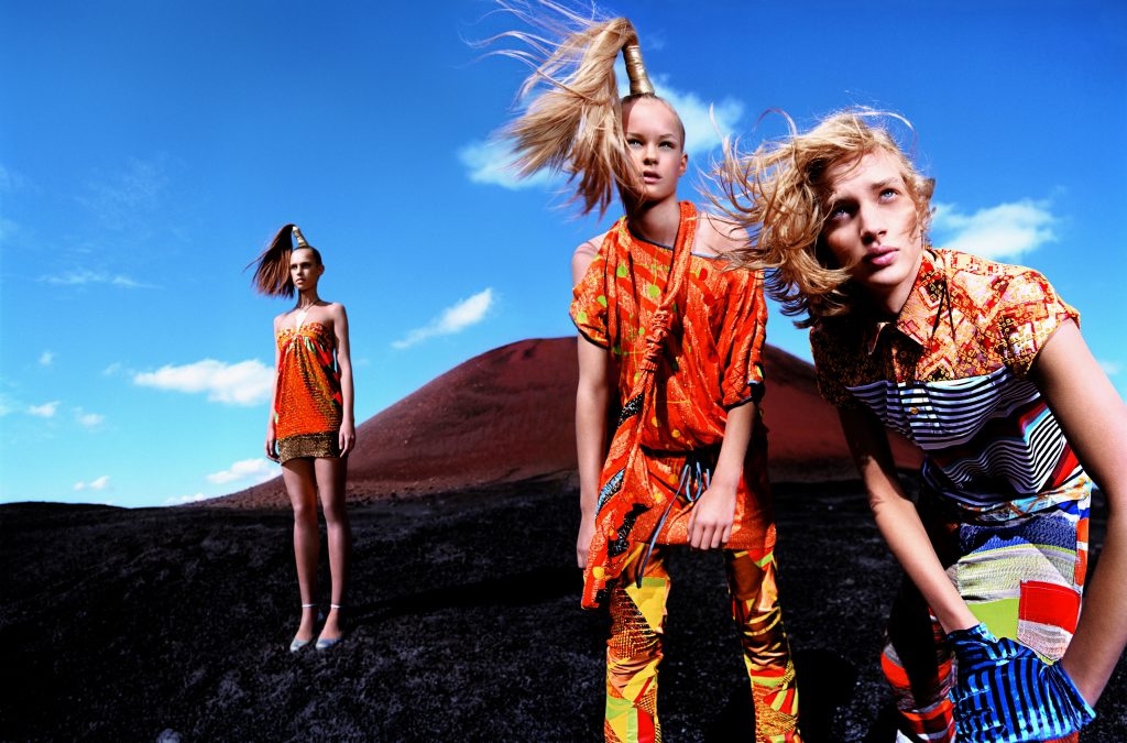 Imagen de tres chicas con ropajes coloridos en el malpaís de Lanzarote